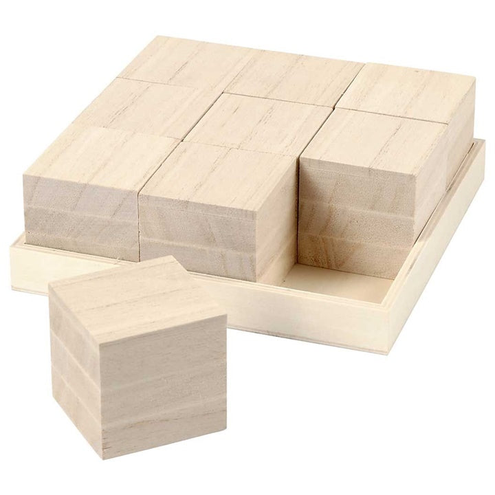 Dřevěné kostky v podnosu