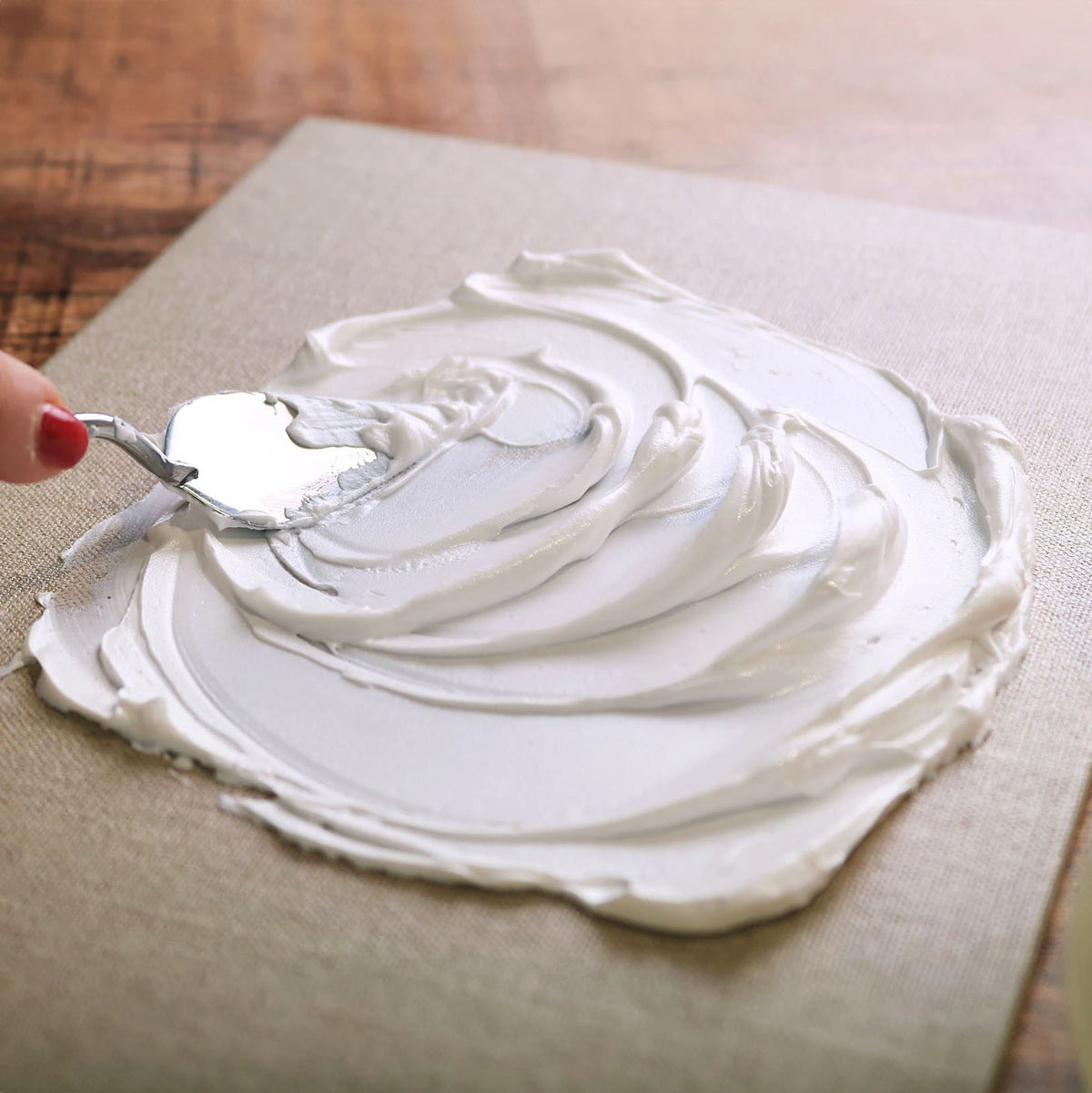 Reliéfní struktura vytvořená strukturální pastou ARTMIE Butter Fine na plátně