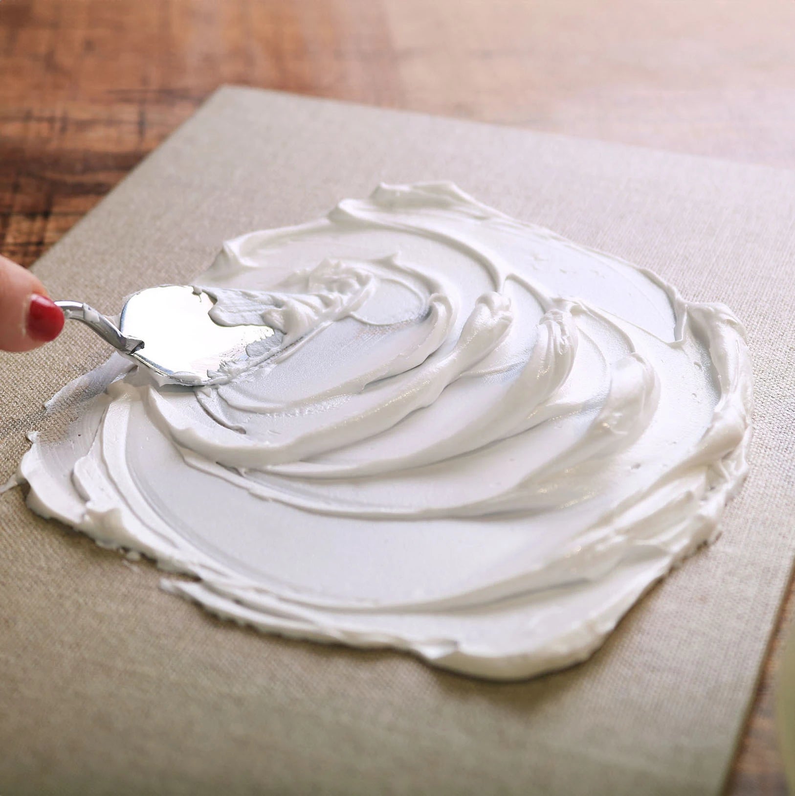 Reliéfní struktura vytvořená strukturální pastou ARTMIE Butter Fine na plátně