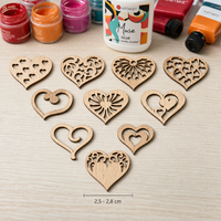 Dřevěné výřezy srdíčka – sada 10 ks, 2,5–2,8 cm