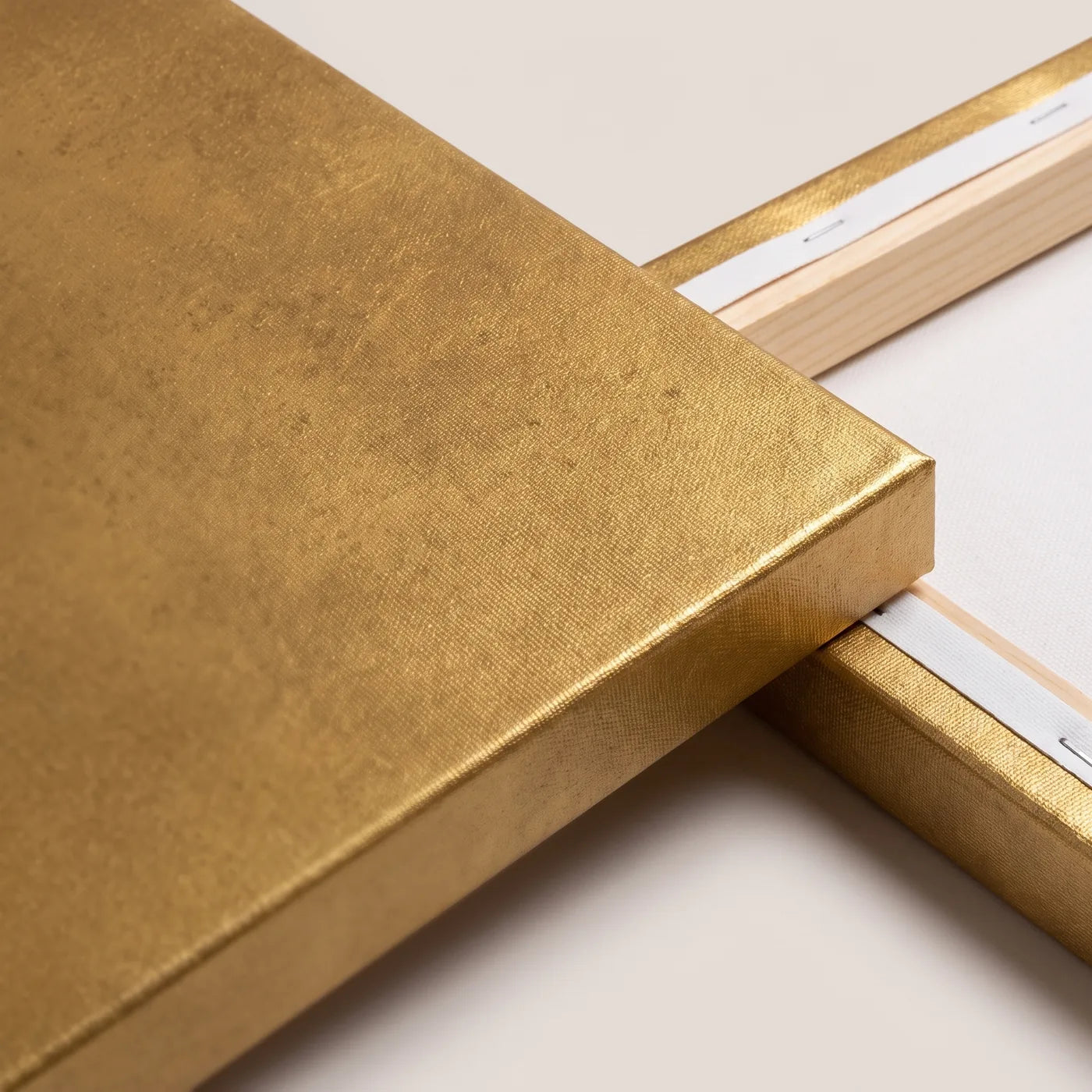 Metalický zlatý povrch plátna MIDAS a zavinutý bok